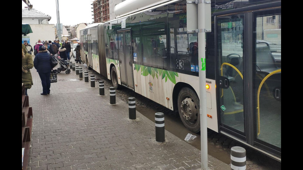 Автобус се преобърна и блъсна пешеходка в София