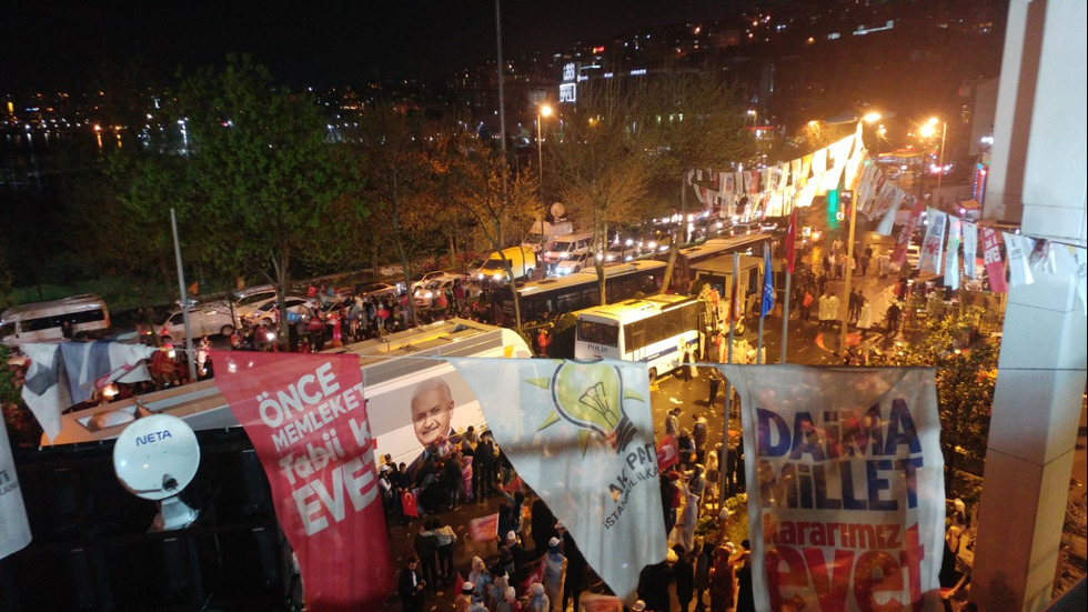 СЛЕД РЕФЕРЕНДУМА: Шумни празненства и протести в Истанбул