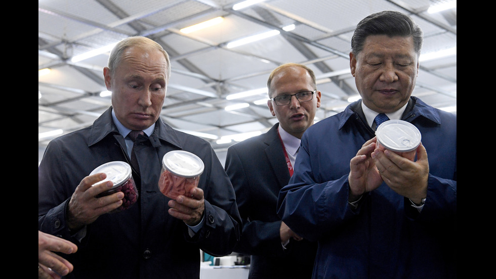 Путин и Си Дзинпин приготвиха палачинки и пийнаха водка