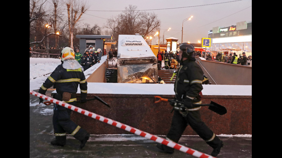 Автобус помете пешеходци в подлез в Москва