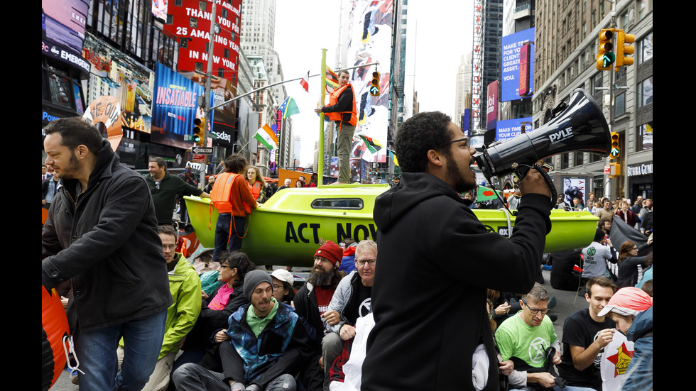 Стотици еко активисти блокираха „Таймс скуеър”