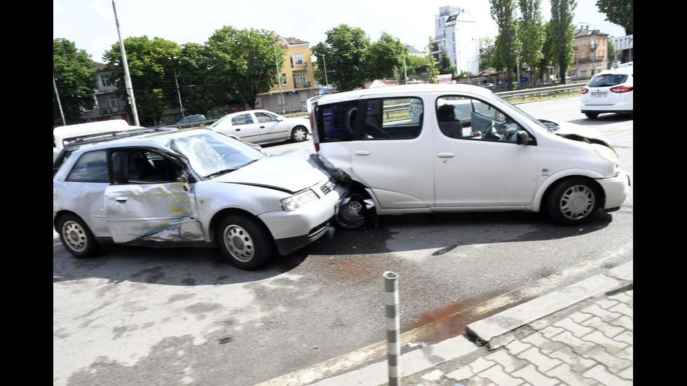 Верижна катастрофа между тролей и 6 коли задръсти столично кръстовище