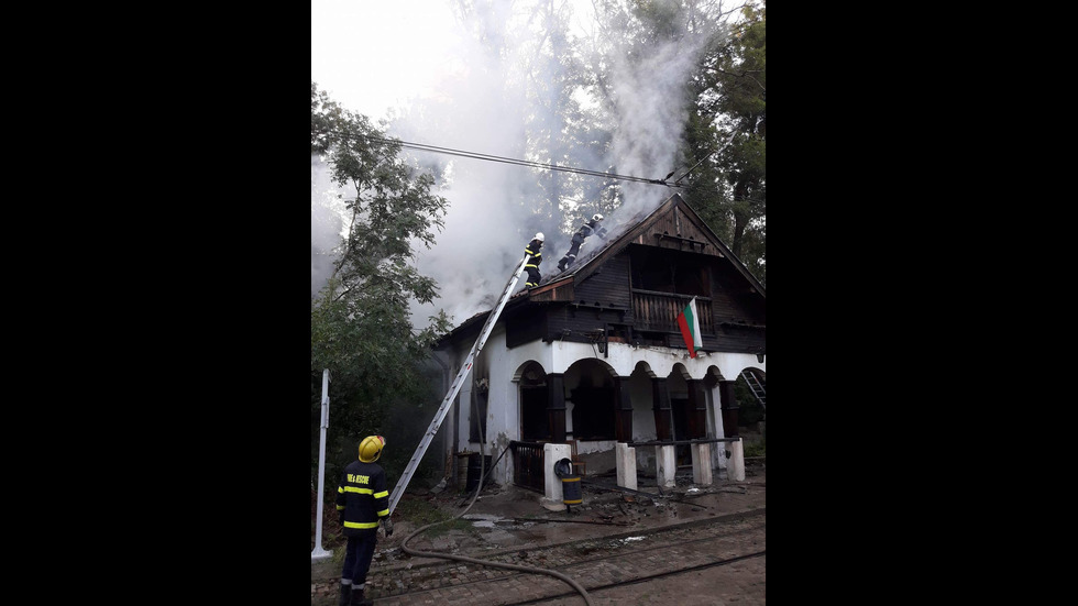 Запали се покрива на къщичката на спирка "Вишнева"