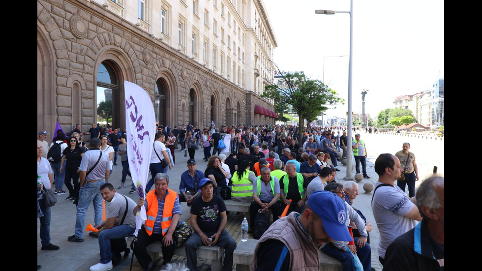 Служители на ТЕЦ "Марица 3" блокираха центъра на София