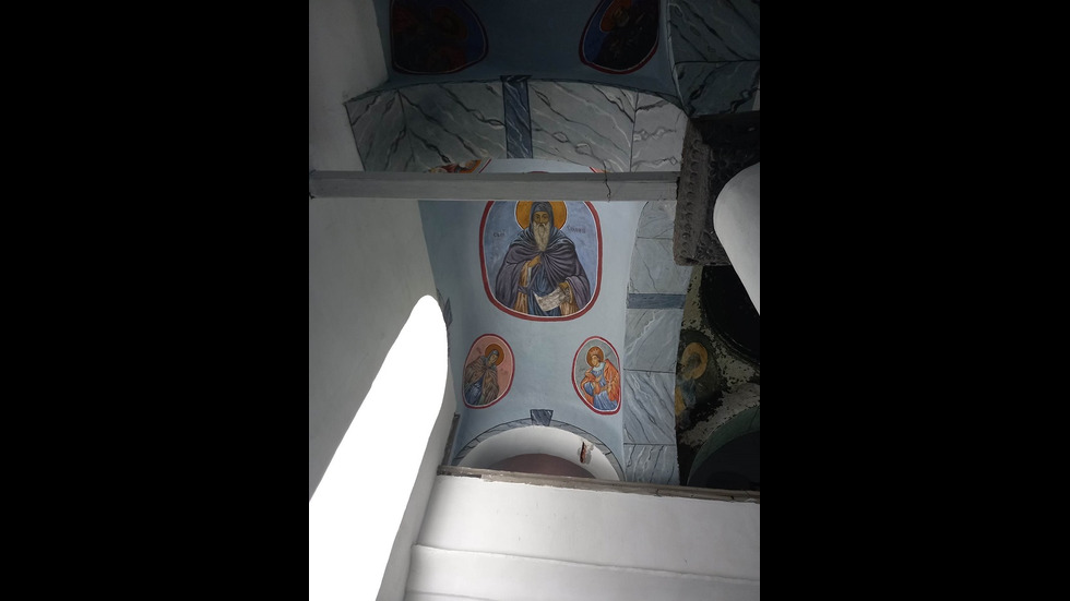 Реставратор твърди, че е открил четири стенописа в стила на рода Доспевски