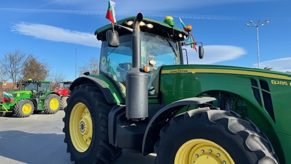 Земеделци с трактори блокират пътища в цялата страна