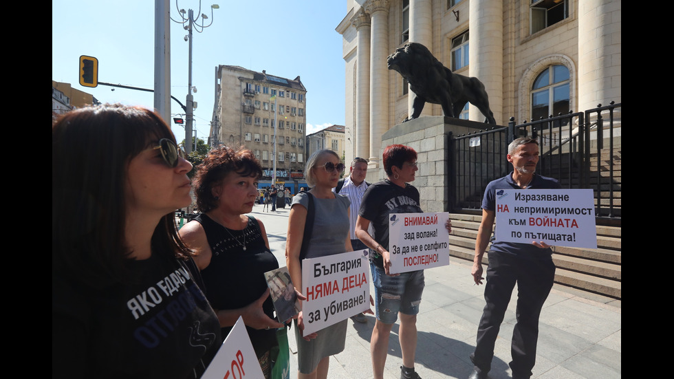 Близките на убитите Ани и Явор се събраха пред Съдебната палата