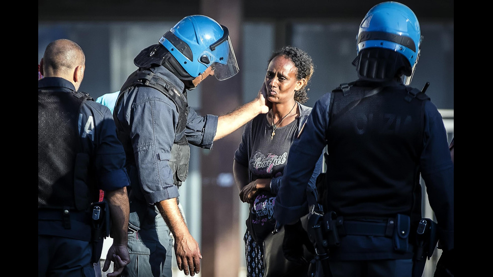 Полицията в Рим използва водни оръдия и палки в сблъсък с мигранти