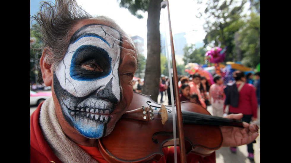 Хиляди се включиха в Парада на мъртвите в Мексико