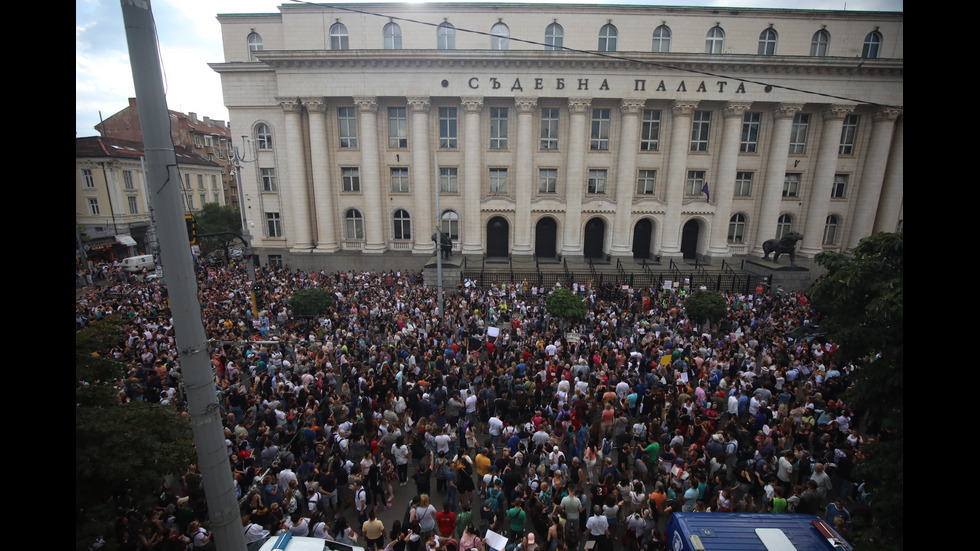 Протести в десетки градове заради жестоко малтретираното 18-годишно момиче