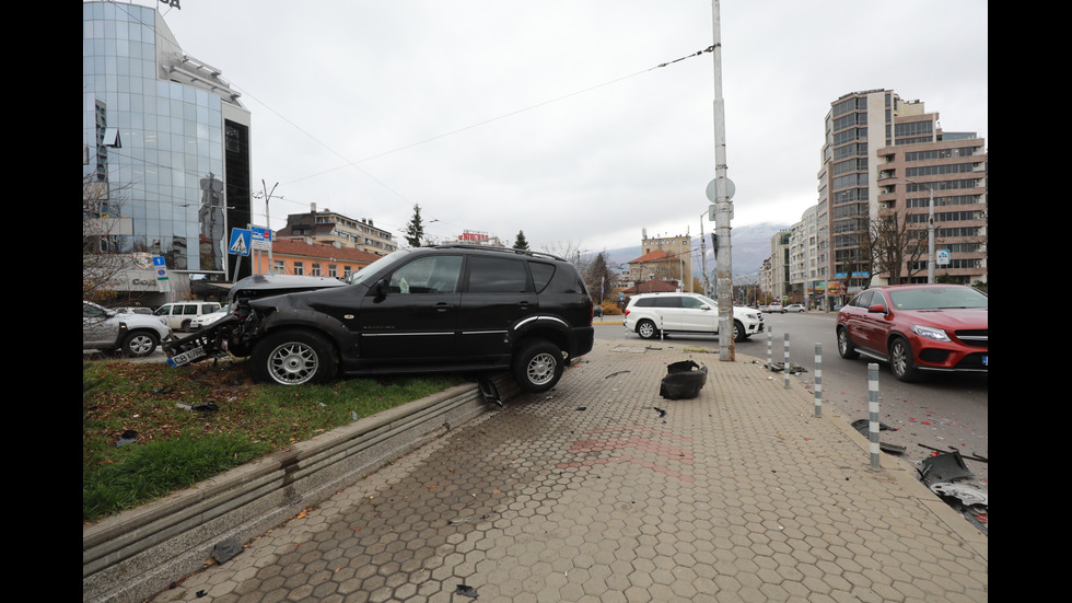 Зрелищна катастрофа на столичния булевард "Черни връх"