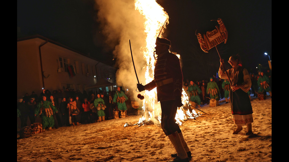 „СУРВА" 2022: Запалиха ритуалните огньове в Пернишко
