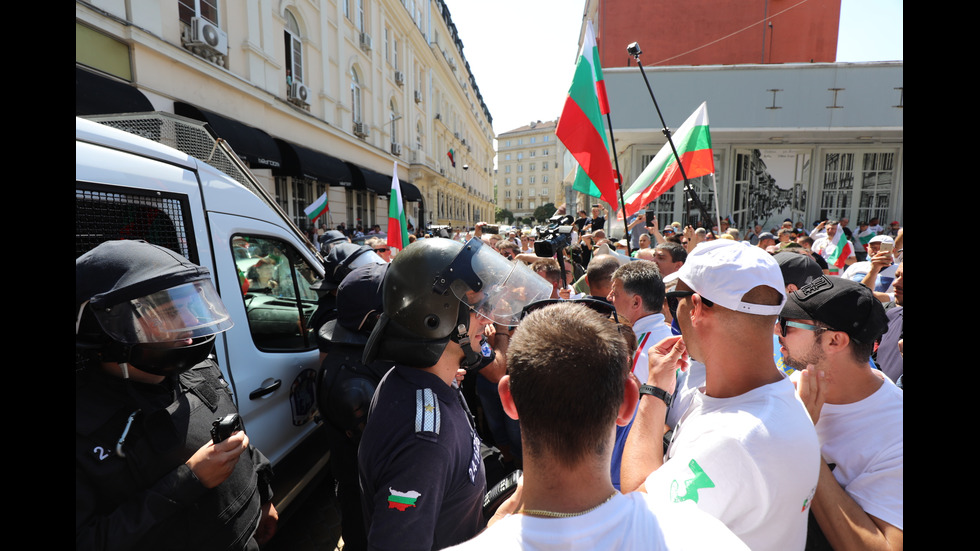 Протест пред парламента