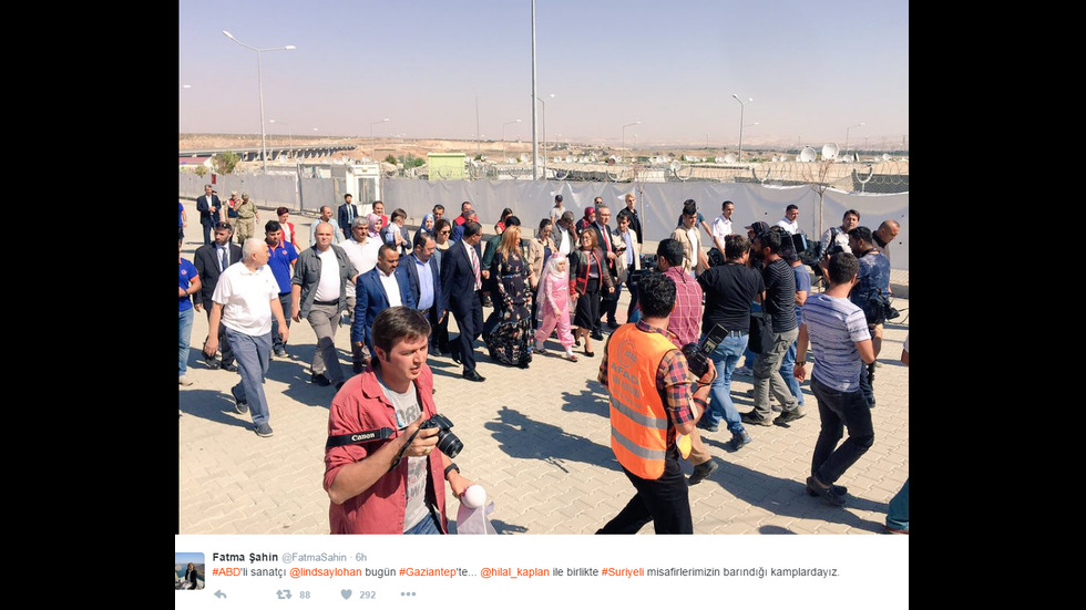 Линдзи Лоън посети бежански лагер в Турция
