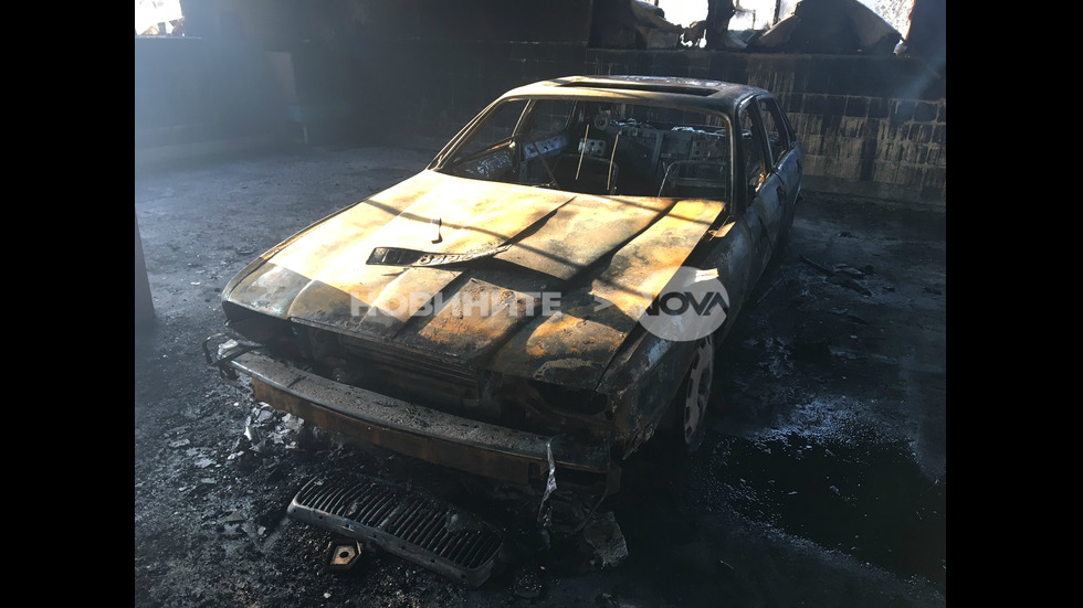 Изгоряха няколко автомобила на Николай Банев