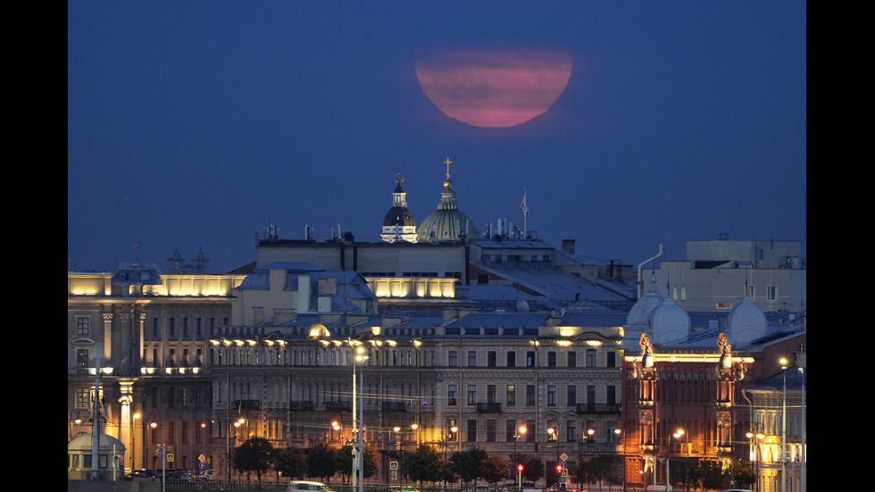 Космическа "изложба": Синята суперлуна през обектива на фотографа