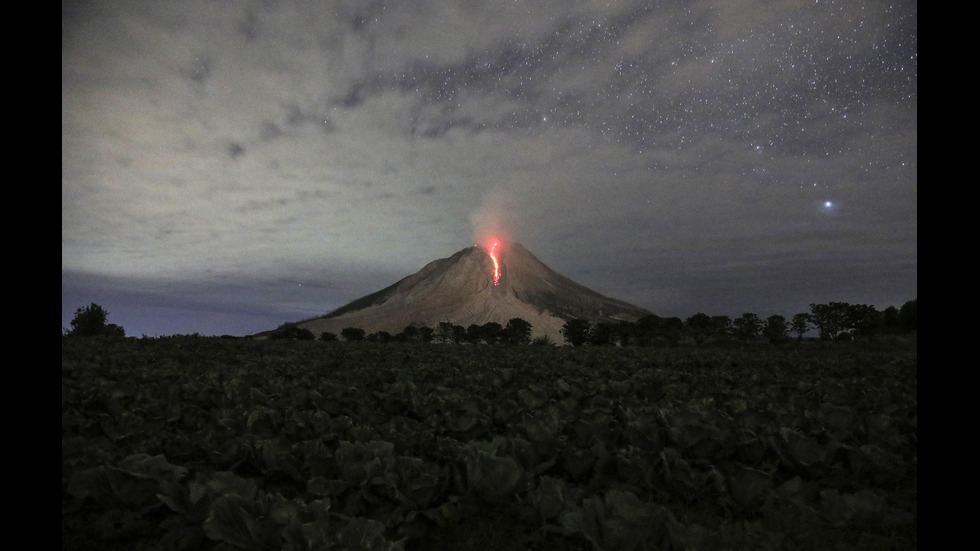 Вулкан в Индонезия изригна и покри с пепел къщи и пътища