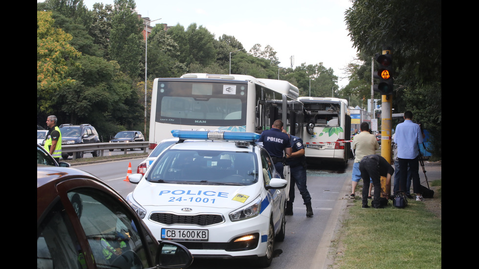 11 пострадали, сред които и дете, при сблъсък между автобуси в София