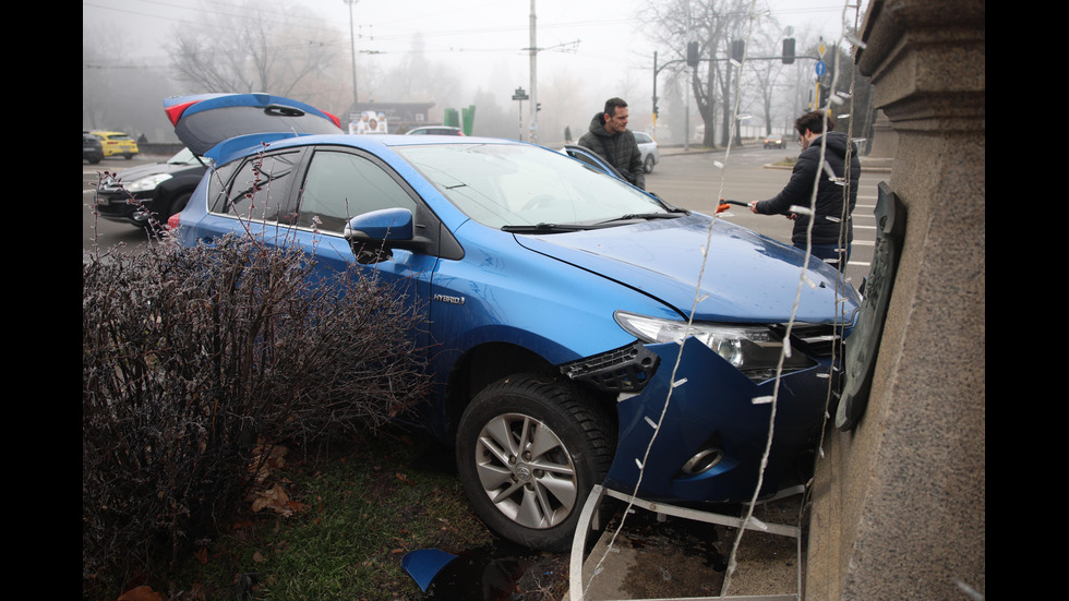 Катастрофа на Орлов мост, кола се заби в колоните