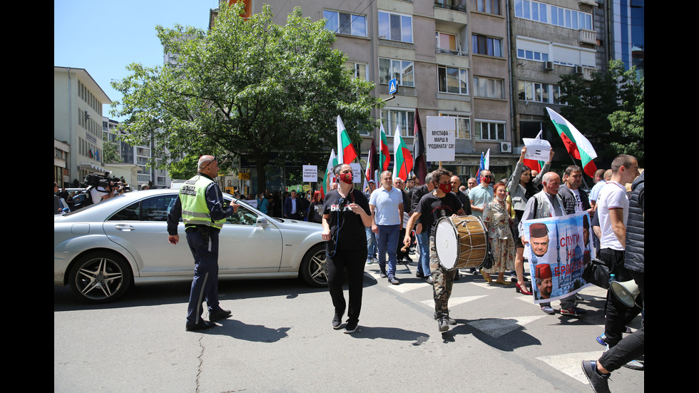 Протестиращи се събраха пред централата на ДПС
