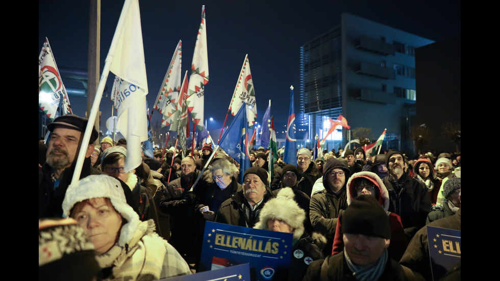 Хиляди унгарци отново на протест в Будапеща