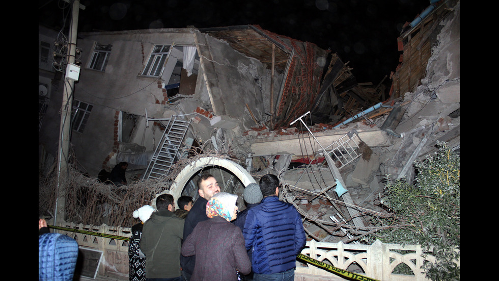 22 загинали и над 1030 ранени след земетресението в Турция