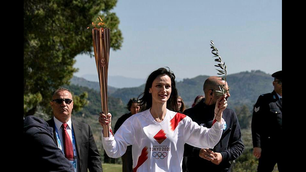 Мария Габриел стана четвъртият факлоносец на Олимпийския огън