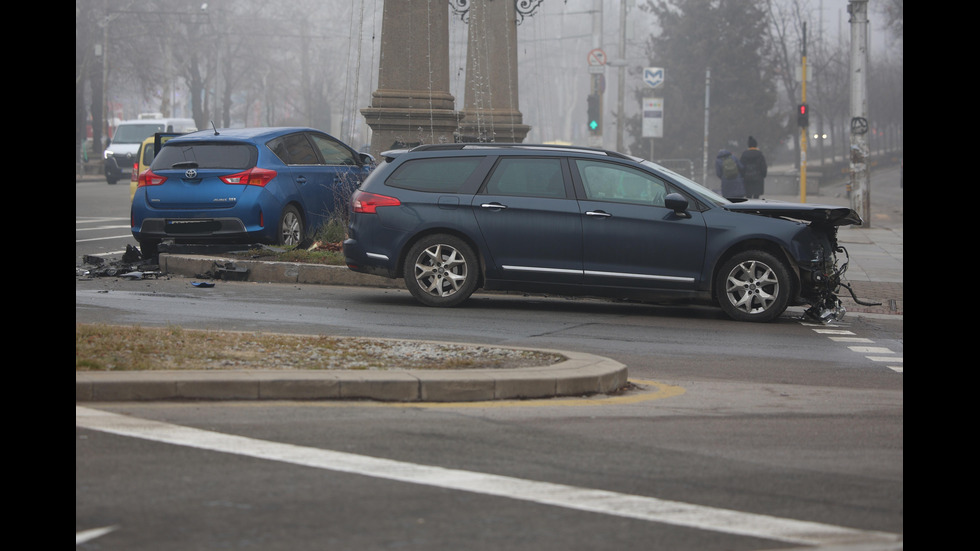 Катастрофа на Орлов мост, кола се заби в колоните