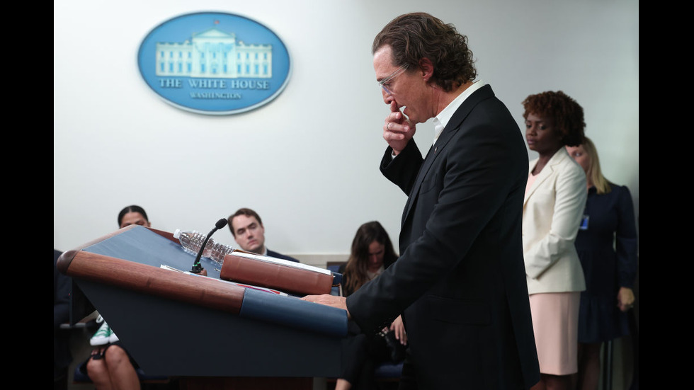 Матю Макконъхи показа в Белия дом обувките на едно от убитите деца в Тексас