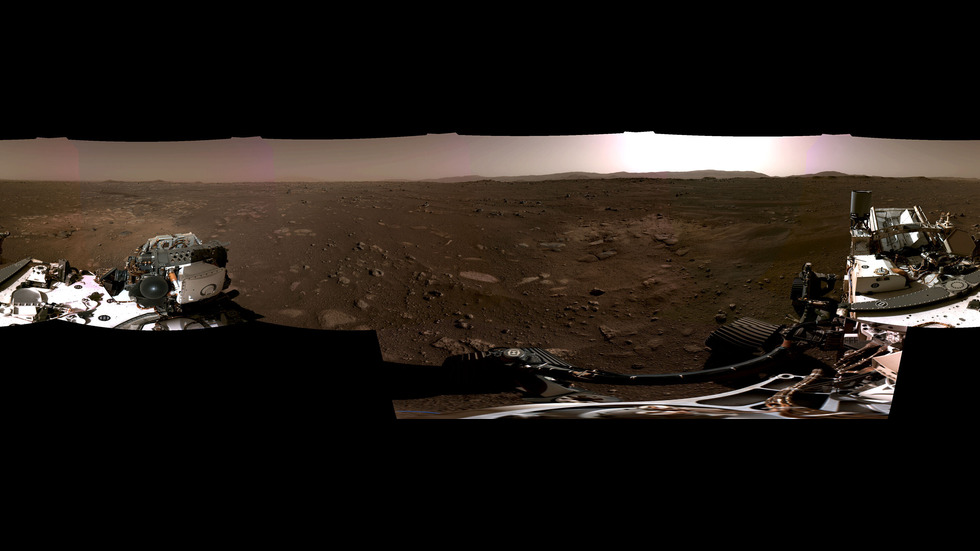 НАСА показва зрелищи първи кадри от Марс