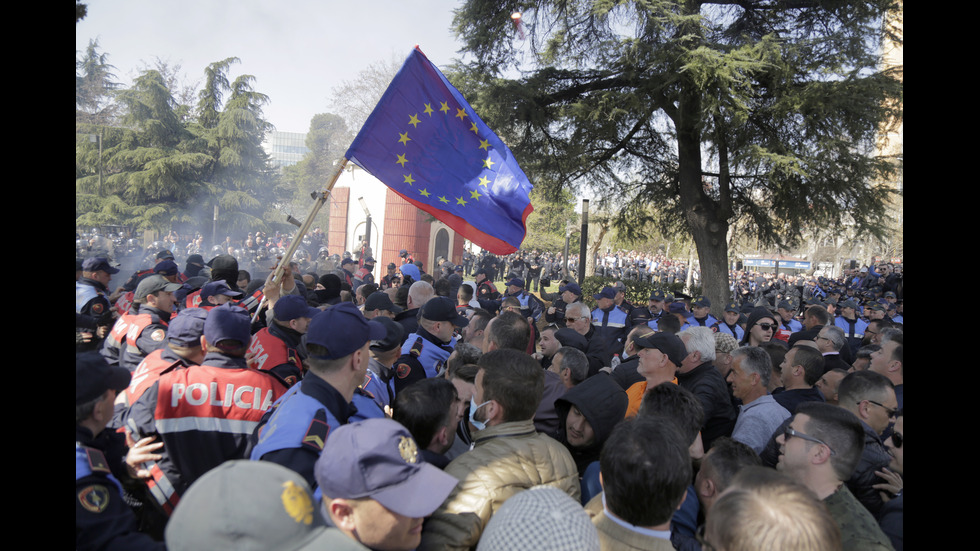 Нови сблъсъци в Тирана, окупирана е сградата на полицията