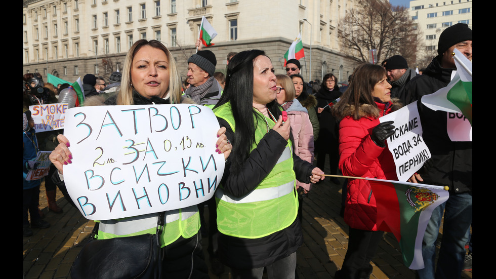 Протест на перничани блокира центъра на София