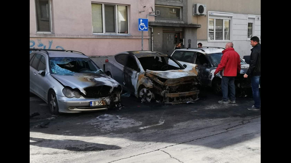 Запалени коли във Варна