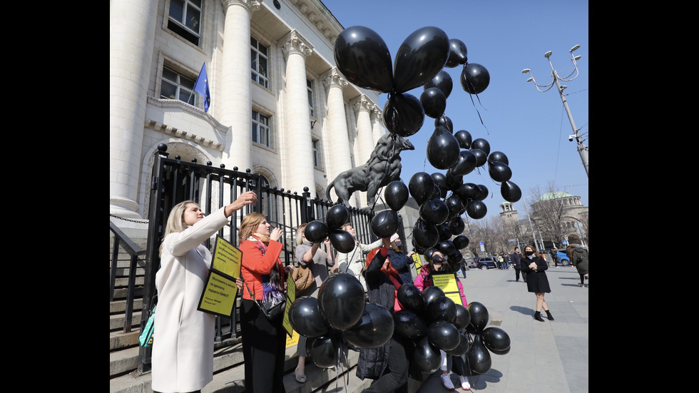 Черни балони полетяха в небето над София