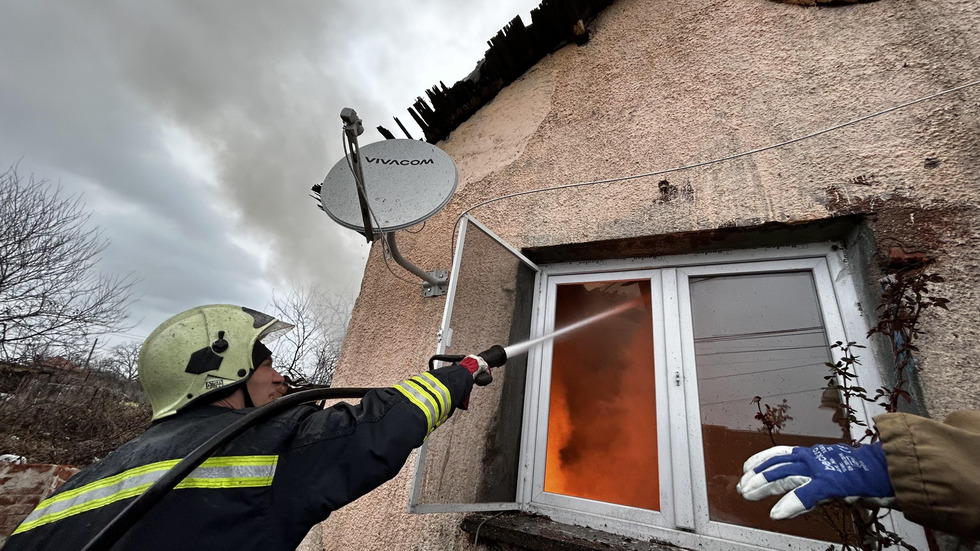 Къща на семейство с дете изгоря в Хасково