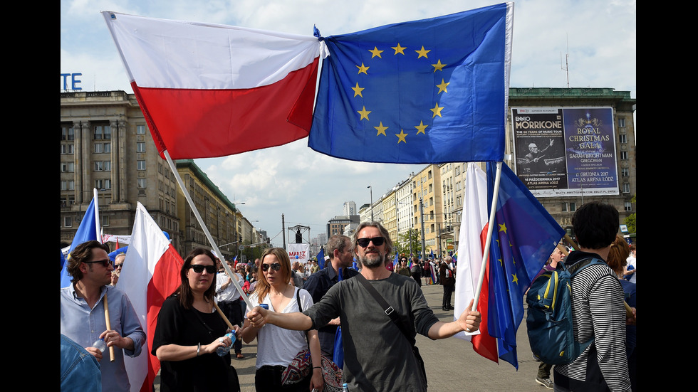 Хиляди протестираха срещу правителството в Полша