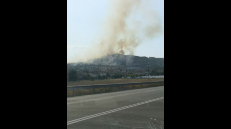 Голям пожар пламна край Сливница