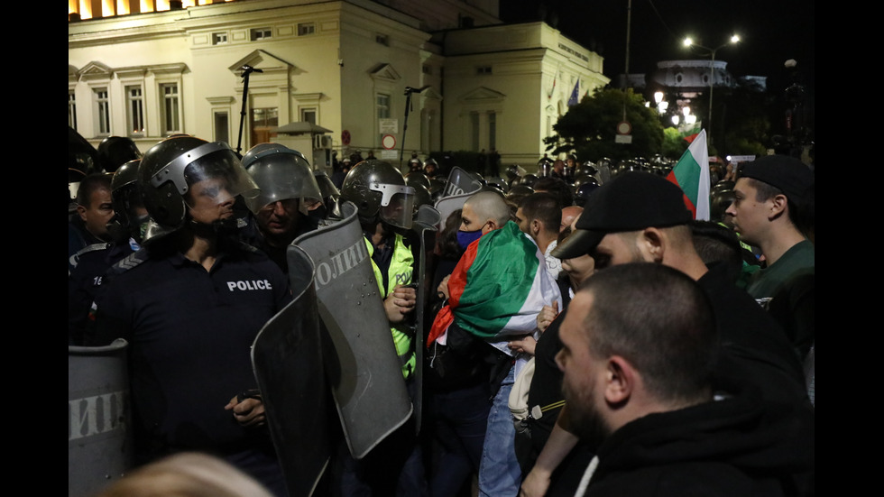 Бомбички, бутилки и павета полетяха към полицаите на протеста в София