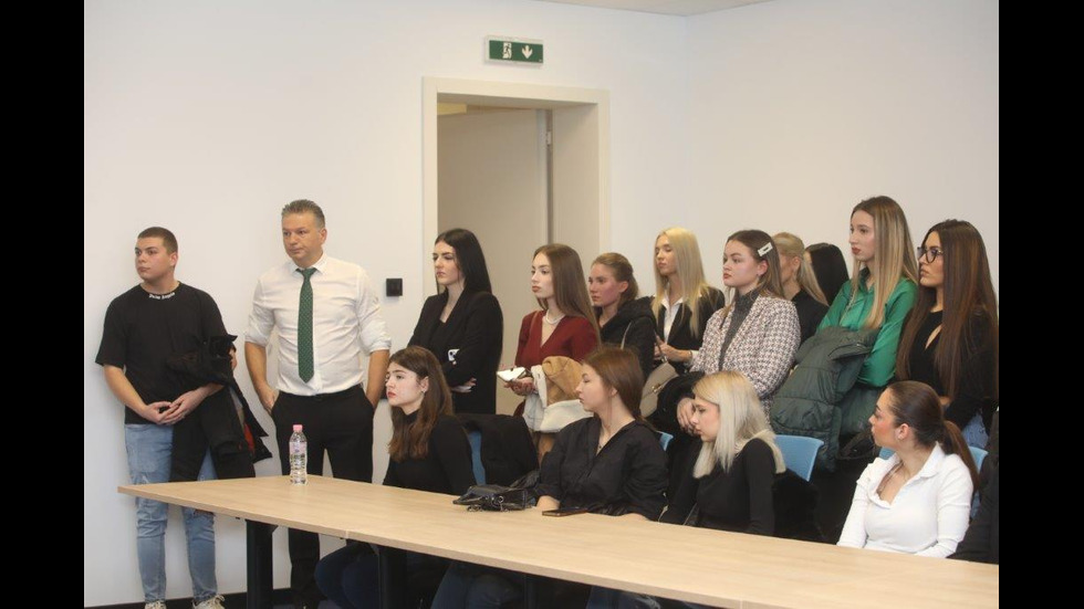 Студенти по журналистика на посещение в свръхмодерния медиен комплекс на NOVA