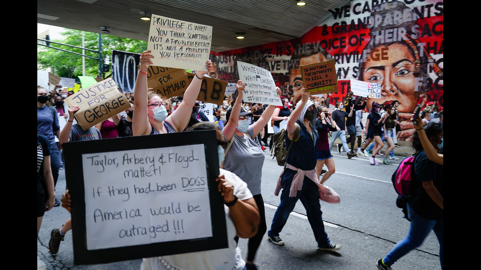 Демонстранти нападнаха и централата на Си Ен Ен в Атланта
