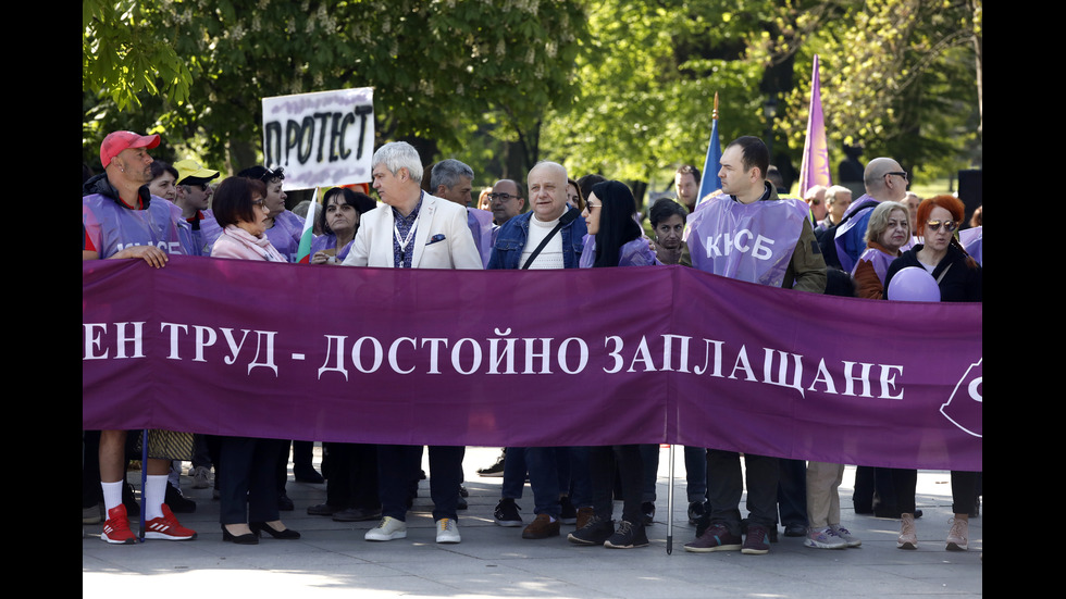 Синдикати блокираха Орлов мост в София