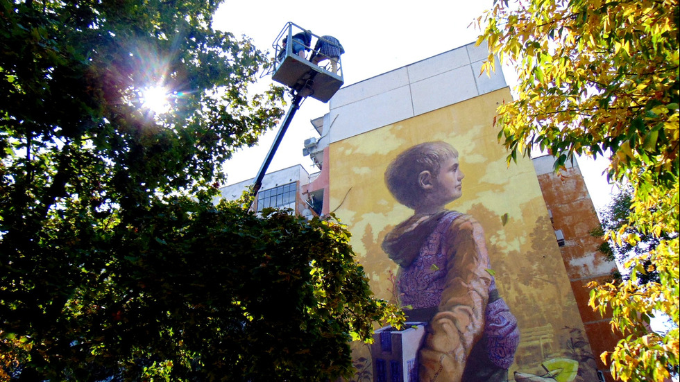 Момче върху шест етажа