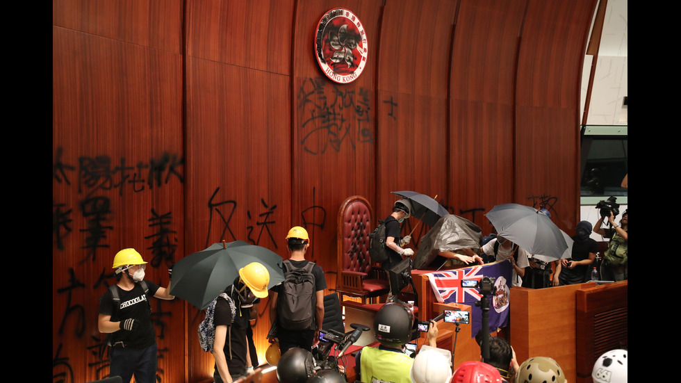 Полицията си върна контрола над парламента в Хонконг