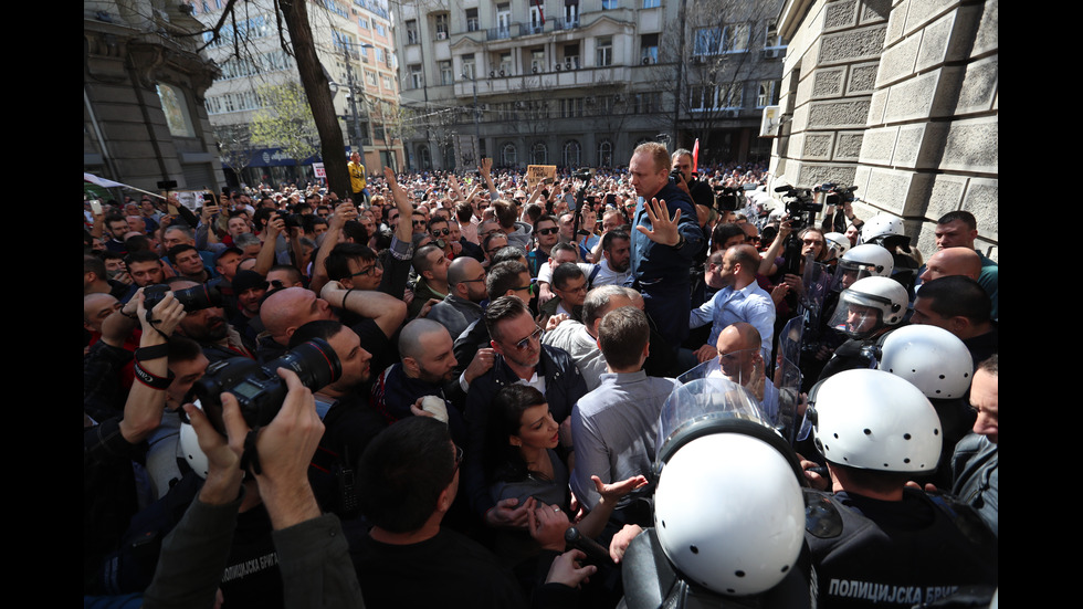 Няколкостотин демонстранти протестират в Белград