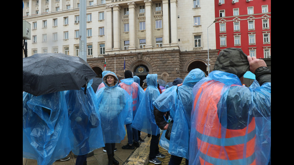 Пътните строители отново на протест, паркираха камиони пред Народното събрание