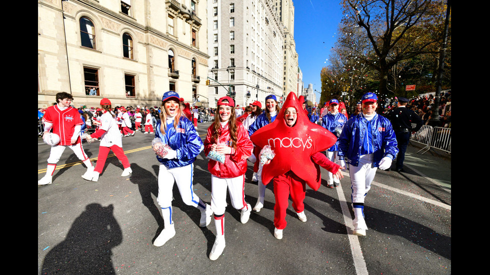 Зрелищен празничен парад по улиците на Манхатън