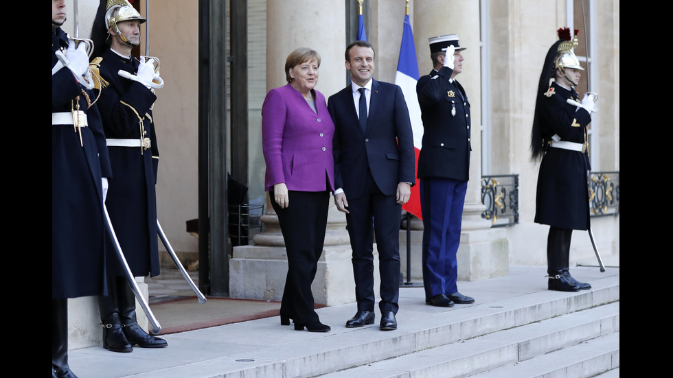 Макрон предложи на Меркел да изготвят "ясна и амбициозна пътна карта" за реформирането на ЕС