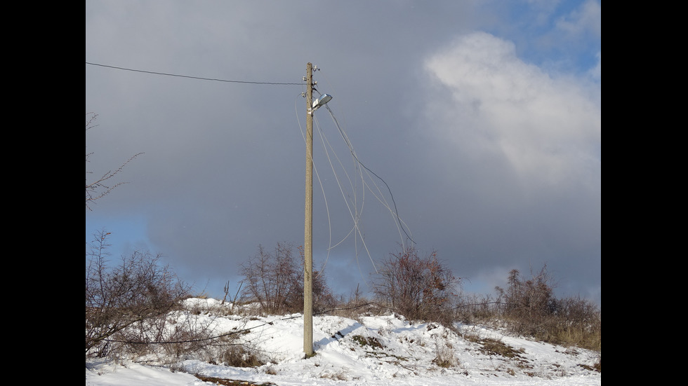 Вятърът събори електрически стълбове в Благоевград