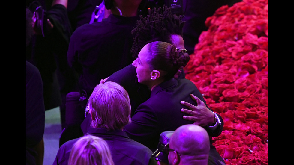 Хиляди се простиха с Коби Брайънт