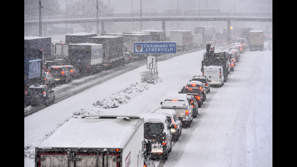 Рекорден снеговалеж доведе до транспортен хаос в Швеция